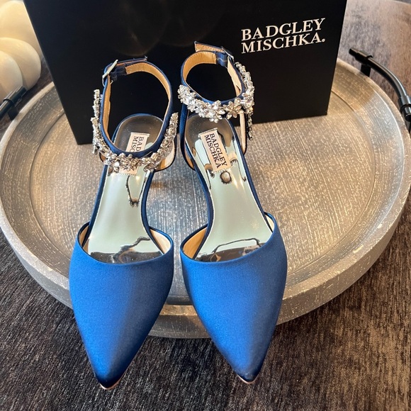 Badgley Mischka Esmeralda
Embellished Pointed Toe Royal Blue Silk pump h… - Picture 2 of 12
